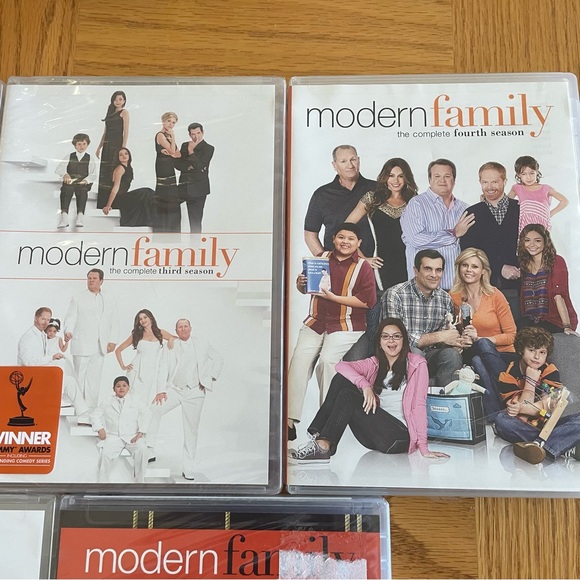 Modern Family DVD Seasons 1-7 - Picture 3 of 7